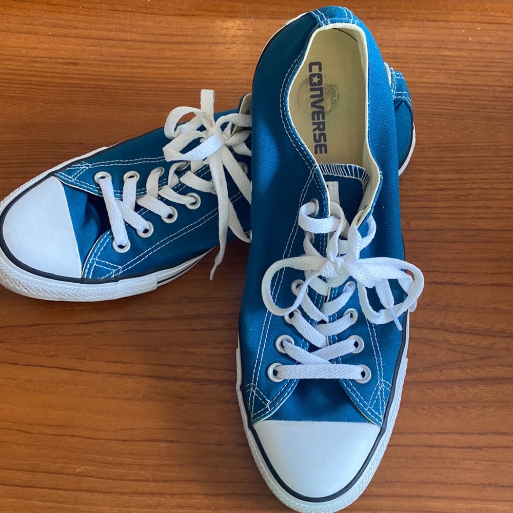 Navy converse low tops